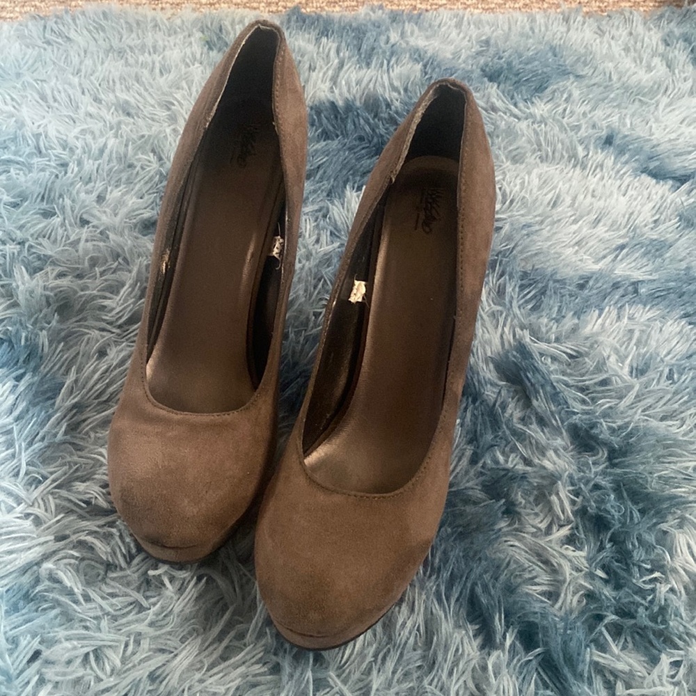 BRAND: Massimo // SIZE: 9.5 // COLOR: Grey